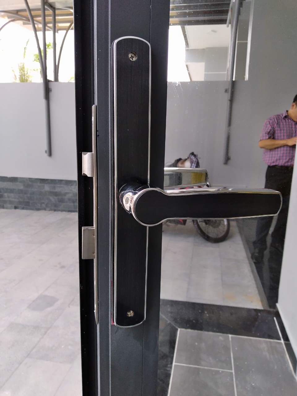 Chúng ta có thể xem thêm bài viết lắp khóa từ cho cửa kính văn phòng tại website của SHG Vietnam. Tùy vào mỗi loại cửa cụ thể mà chúng ta có thể lựa chọn một Chuyên lắp khóa cổng vân tay - Giá rẻ - Bảo hành tận nơi lắp đặt khóa vân tay toàn quốc. Bảo hành 24 tháng. Giá tốt nhất. Lắp đặt khóa thông minh các thương hiệu Himedia