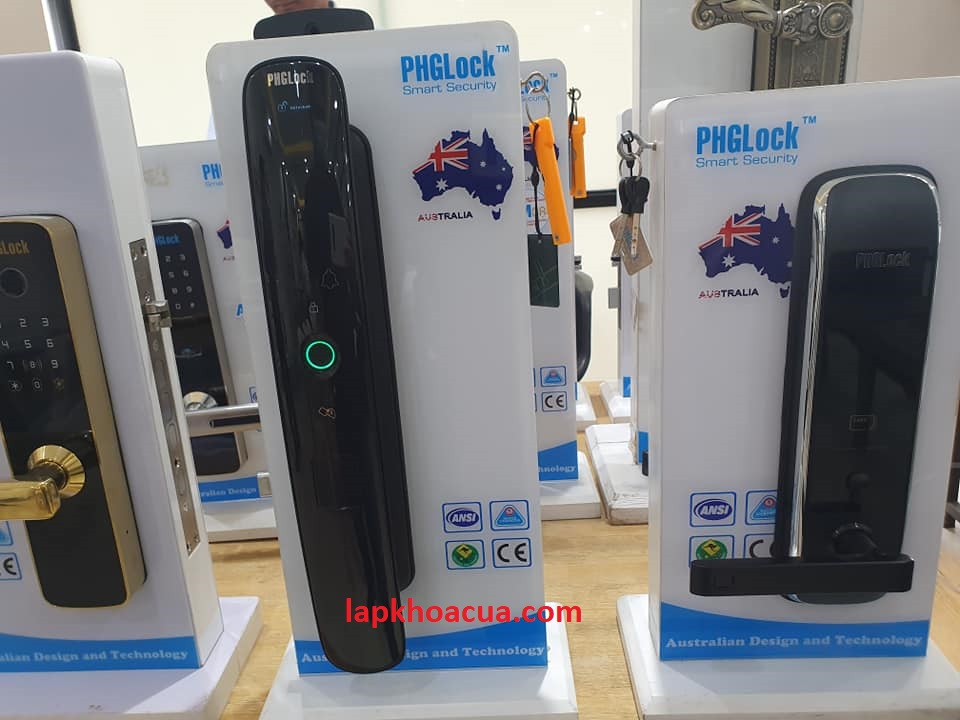 Bộ khoá cửa cho biệt thự theo phong cách tân cổ điển Bán khóa cửa cho biệt thự, căn hộ PHGLOCK KR3274W Tính năng mở khóa rất đa dạng: Mở kháo bằng vân tay, mật khẩu, thẻ từ, chìa khóa tạo cho người dùng sự tiện dụng và an toàn tuyệt đối. Ngoài ra, còn có thể